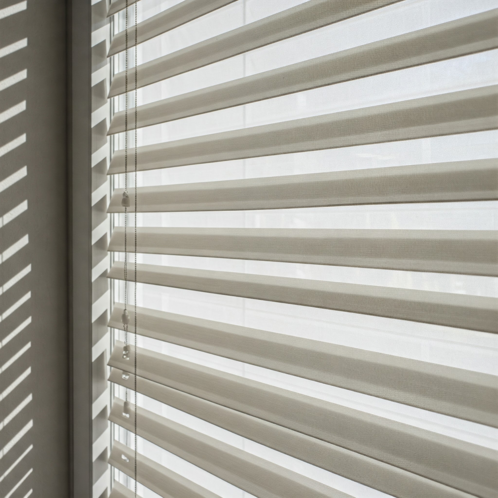 Long-lasting outdoor transparent monsoon blinds with UV coating